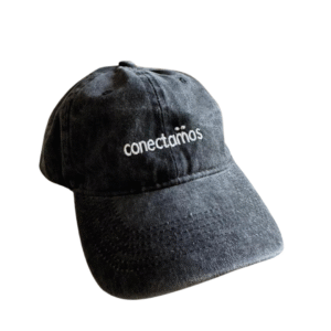 Gorra gris vintage conectaMos – Unisex, con logo blanco